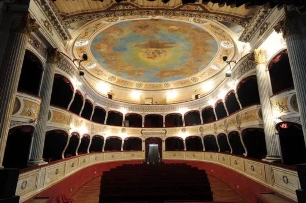 La sala del Teatro Regina Margherita vista dal palcoscenico: la platea, i palchi e il soffitto affrescato
